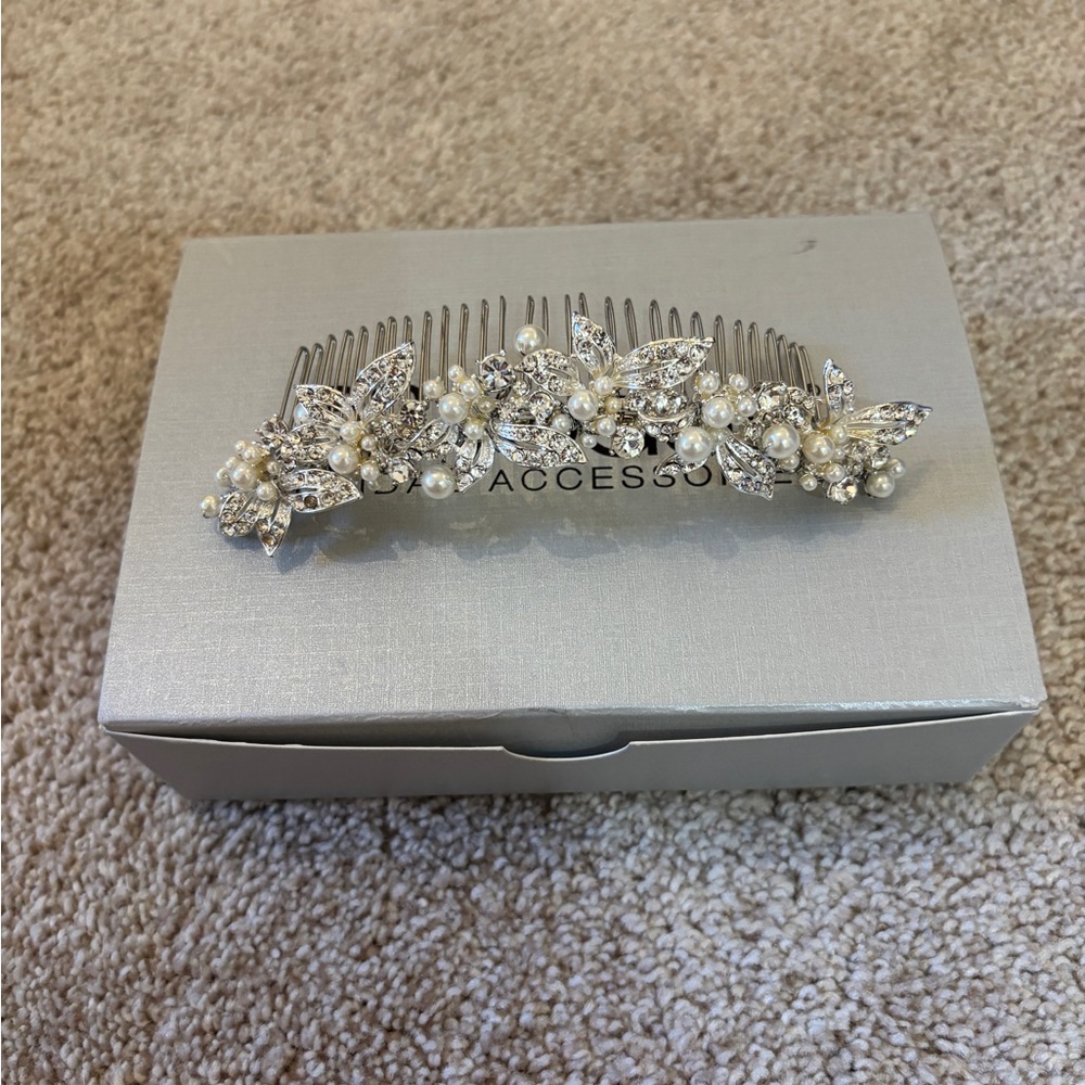 en Vogue - Sparkling Silver and Pearl Floral Hair Comb
